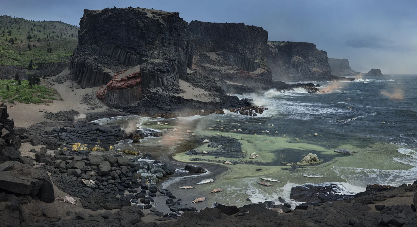 En esta costa del Atlántico Norte de hace unos 56–60 millones de años, altos acantilados de basalto negro y deltas de lava humeante, formados por la Provincia Ígnea del Atlántico Norte, se precipitan hacia un mar de plataforma gris y agitado, cubierto de ceniza, piedra pómez flotante y espuma. Entre los bloques volcánicos aparecen peces teleósteos muertos y cefalópodos afines a Belosaepia, pequeños parientes primitivos de las sepias, varados por aguas enturbiadas y químicamente alteradas. La escena captura un momento de intensa inestabilidad cerca del límite Paleoceno–Eoceno, cuando enormes erupciones remodelaban las costas y perturbaban gravemente los ecosistemas marinos, evocando un océano cenozoico aún en recuperación tras las extinciones del final del Cretácico.